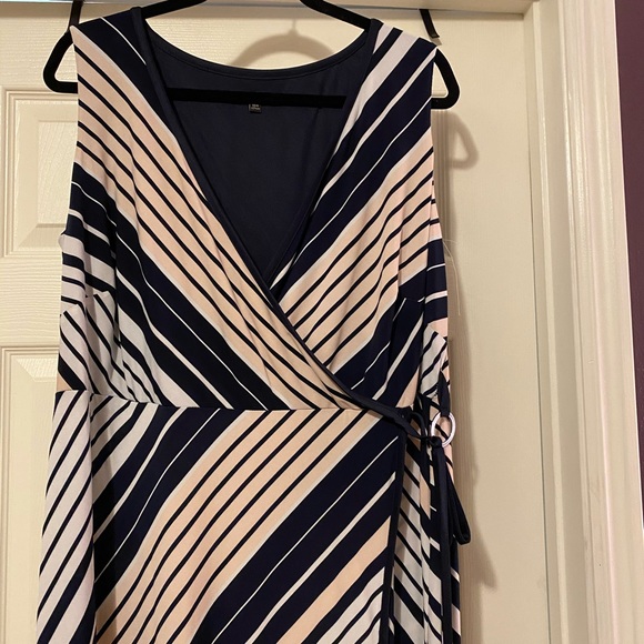 5/$20 Flowy wrap dress - Picture 3 of 5